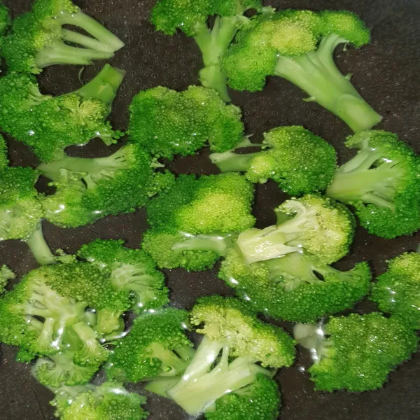 Rebus brokoli hingga setengah matang. Angkat dan sisihkan.