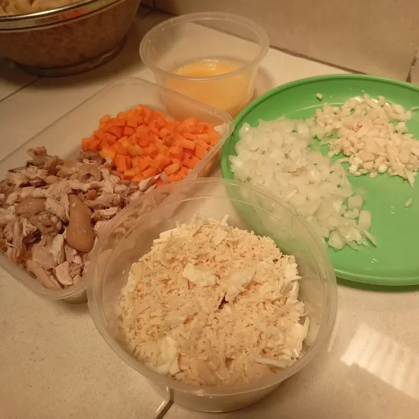 Suwir-suwir fillet ayam yang sudah di rebus. Potong dadu wortel, kemudian cincang bawang bombay dan bawang putih.