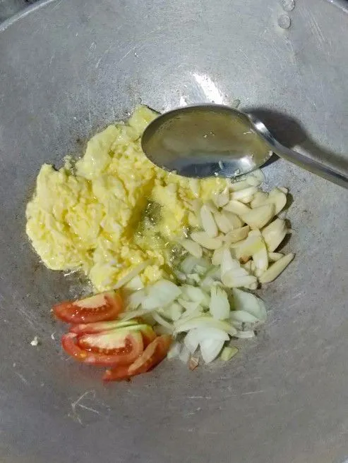 Masukkan bawang putih, tomat, dan bawang bombay. Aduk sampai rata.