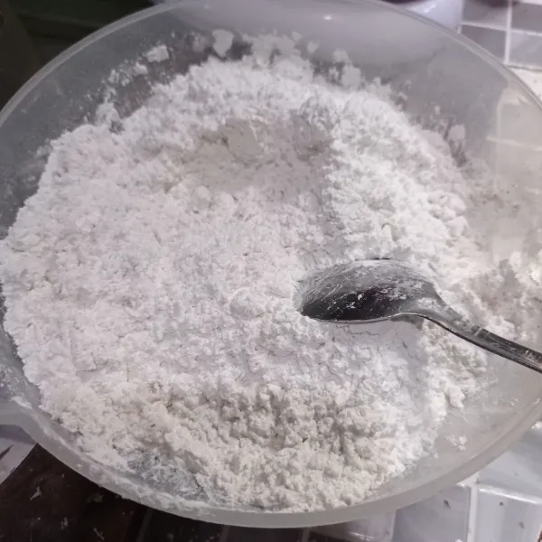 Campur gula pasir, garam, tepung terigu, dan kelapa parut, aduk rata.