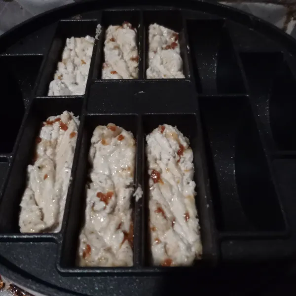 Panaskan cetakan pukis, lalu ambil 1 sdm adonan tekan tekan, masak sampai matang.