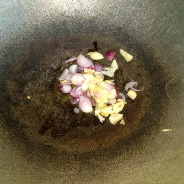 Panaskan sedikit minyak goreng, kemudian tumis bawang merah dan bawang putih sampai harum.