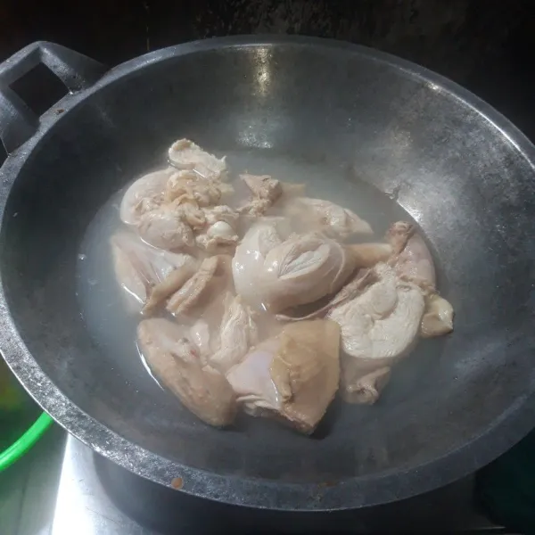 Celor sebentar ayam dengan air panas, agar lendir hilang.