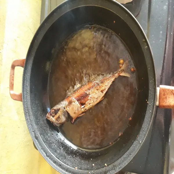 Siapkan ikan. Cuci bersih ikan lalu beri perasan jeruk nipis. Diamkan sebentar. Goreng ikan hingga matang kemudian tiriskan.