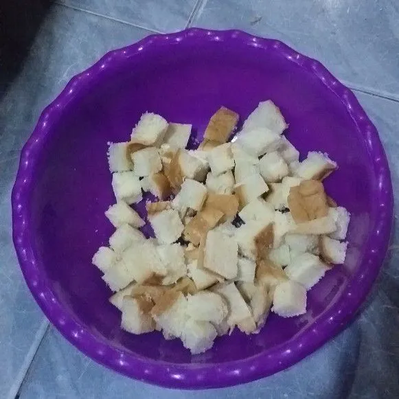 Potong kotak kecil roti tawar.