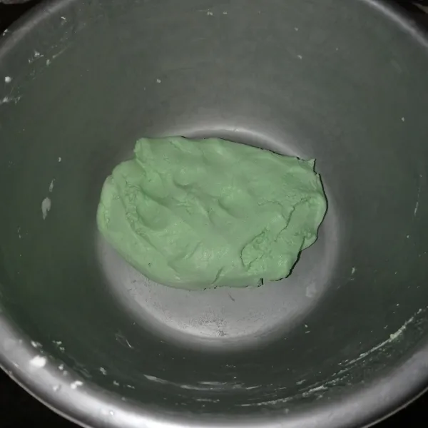 Masukkan tepung ketan, dan pasta pandan kedalam wadah masukan air sedikit demi sedikit uleni hingga kalis.