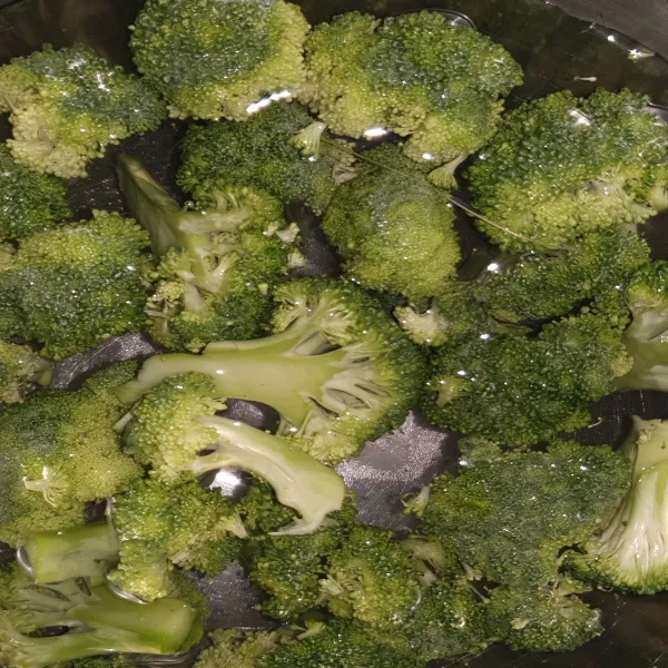 Cuci bersih brokoli, beri garam dan rendam sekitar 2 - 3 menit.