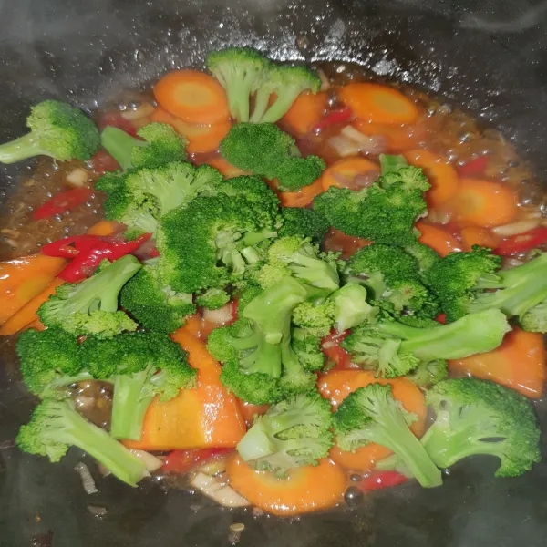 Masukkan brokoli, masak sebentar jangan terlalu lama. Aduk rata. Angkat dan sajikan.