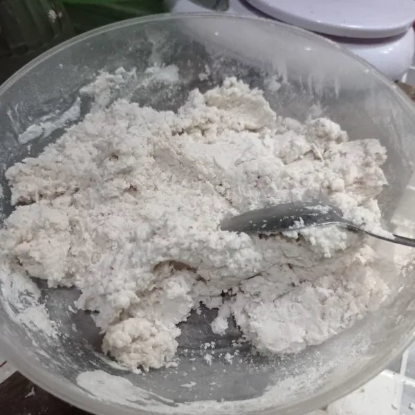 Masukkan air, aduk asal rata.