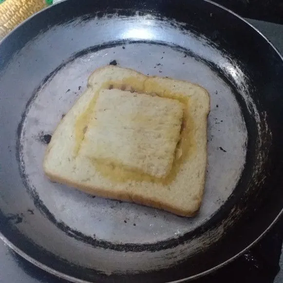 Tempatkan bagian dalam roti tawar, agak ditekan sehingga masuk ke dalam