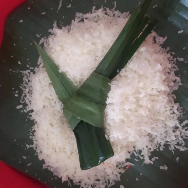 Campur kelapa parut dan garam, lalu kukus selama kurang lebih 10 menit dengan menambahkan 1 lembar daun pandan, sisihkan.