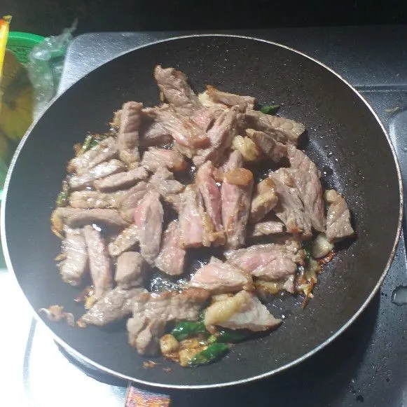 Masukkan daging dan sisa bumbu lainnya. Aduk sebentar. Bila tidak digoreng sebelumnya, masak sampai daging berubah warna.