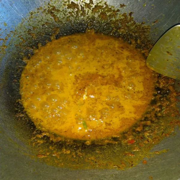 Tuang air dan tambahkan santan. Masak sampai mendidih dan tambahkan garam. Aduk rata dan koreksi rasa.