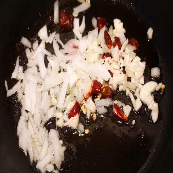Tumis bawang putih, bombay, dan cabe