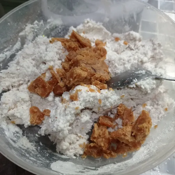 Masukkan juga irisan gula merah, aduk-aduk asal rata.
