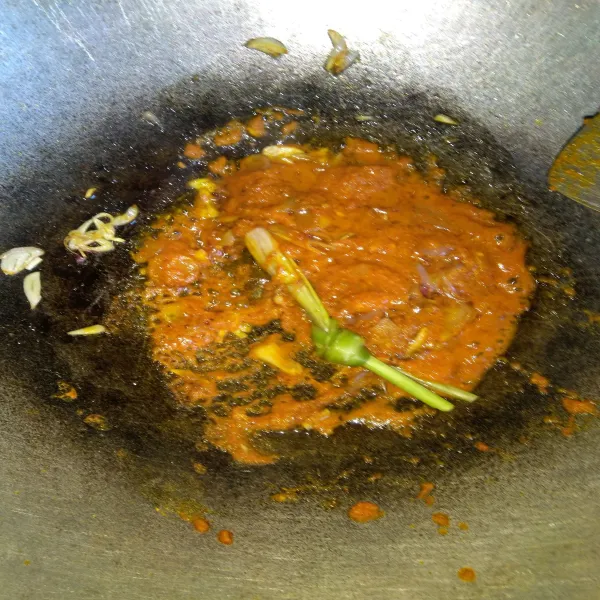 Tambahkan bumbu halus dan serai. Masak sampai bumbu matang dan harum.