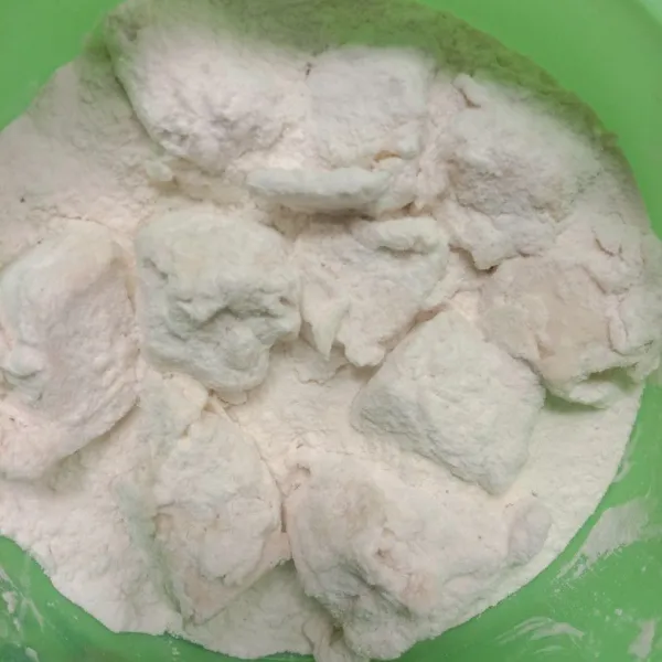Gulingkan kembali ke bahan kering sambil ditekan-tekan sedikit. Kebaskan agar sisa tepung yang tidak menempel rontok.