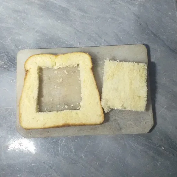 Beri bolong persegi pada roti tawar
