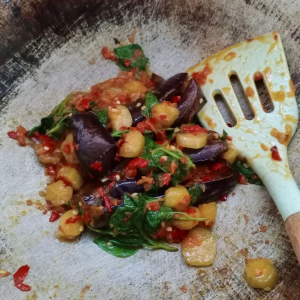 Aduk sampai tercampur rata, koreksi rasa. Angkat.