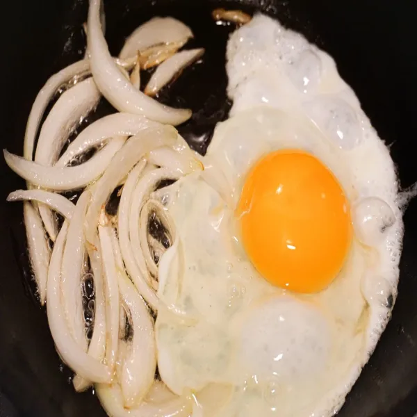 Masukkan telur dan tumis sampai matang.