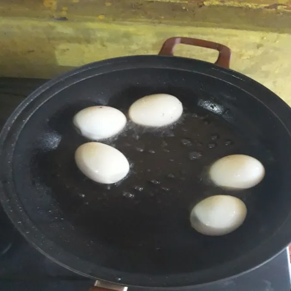 Lalu goreng telur dengan minyak panas sampai berkulit, lalu tiriskan.