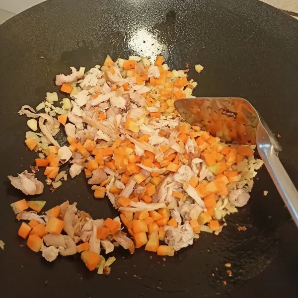 Masukan wortel dan suwiran ayam. Tumis hingga wortel agak layu.