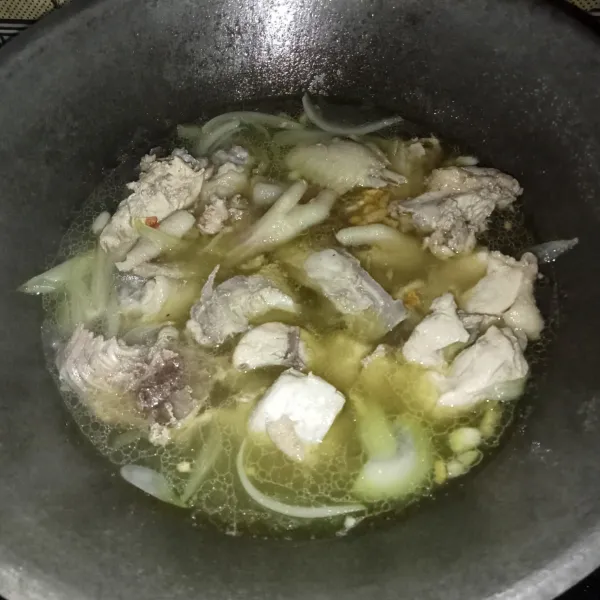 Masukkan ayam beserta air rebusannya.