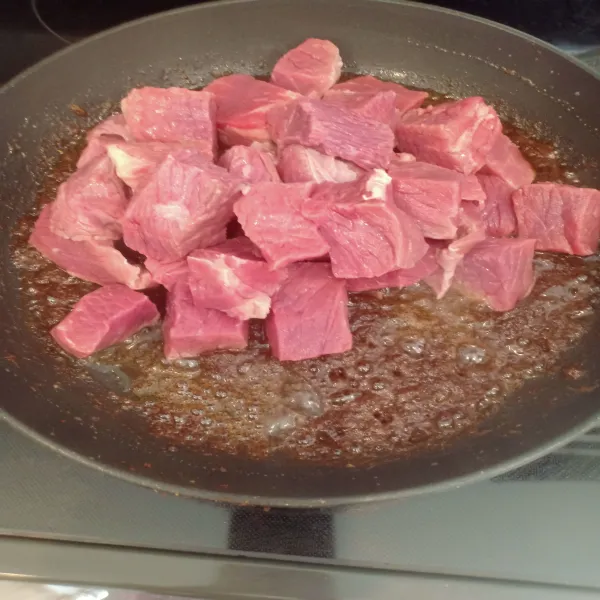 Masukkan potongan daging sapi, lalu aduk rata.