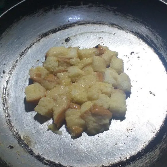 Siapkan teflon, olesi dengan mentega, kemudian masukkan roti tawar tadi, bentuk bulat sambil dipipihkan. Masak dengan api sangat kecil dan ditutup.