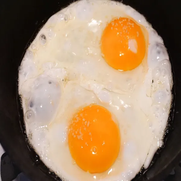 Goreng telur mata sapi sampai matang