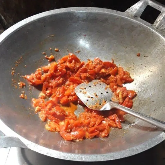 Tumis bawang hingga harum, masukkan cabai dan tomat aduk rata hingga cabai matang.