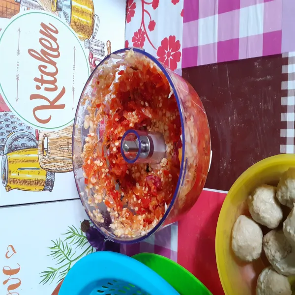 Chopper cabai rawit, cabai keriting, bawang merah, dan bawang putih.