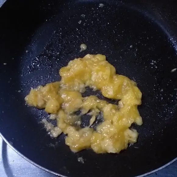 Masak hingga semua pisang lumat dan tercampur rata.