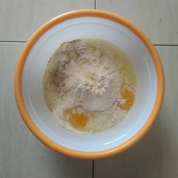Dalam wadah, campurkan tepung terigu, telur, ragi, gula pasir, dan susu cair.