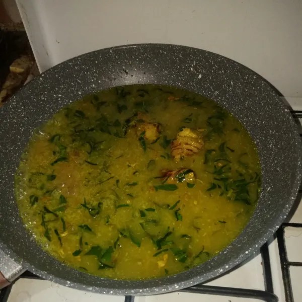 Masukkan air, beri bumbu, masak hingga mendidih dan cicipi rasanya.