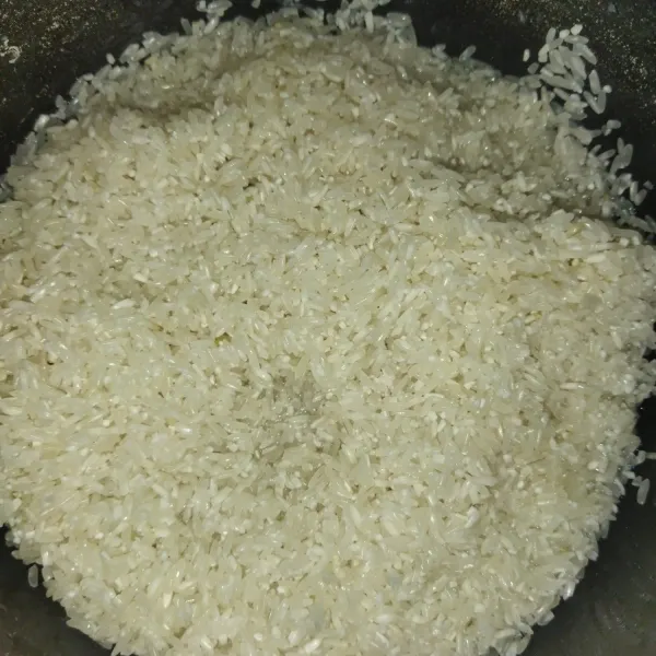 Siapkan beras yang sudah dicuci bersih.
