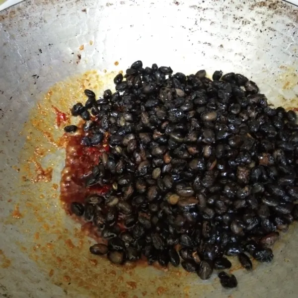 Masukan kacang hitam goreng, aduk cepat hingga tercampur rata