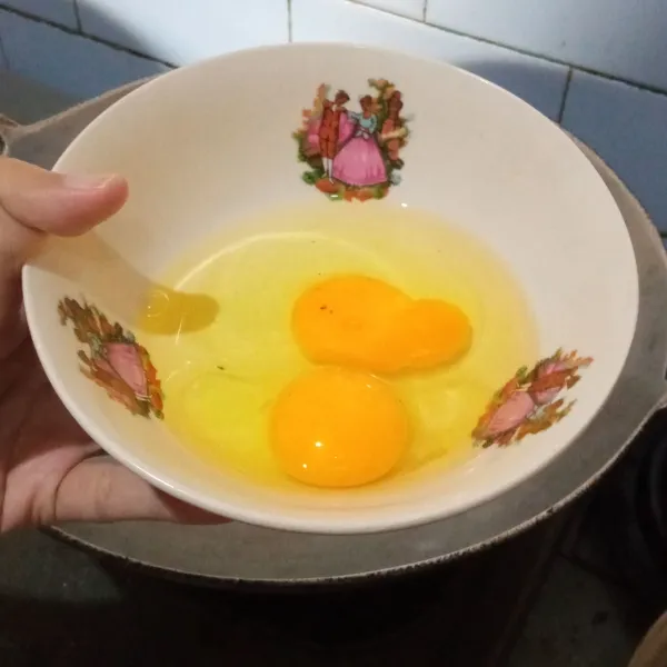 Pecahkan telur.