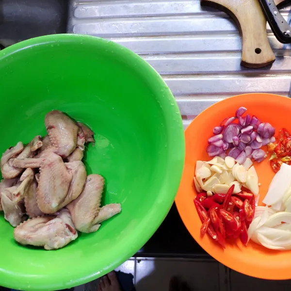 Siapakan bahan dari resep Ayam Kecap Pedas terlebih dahulu.