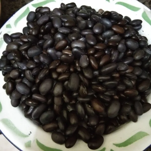 Rebus kacang hitam hingga setengah matang, tiriskan