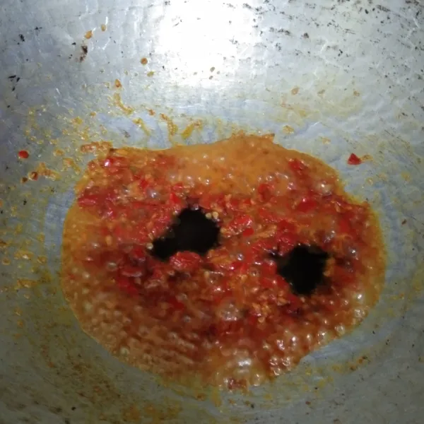 Tambahkaan air, garam, gula dan kecap manis, aduk rata