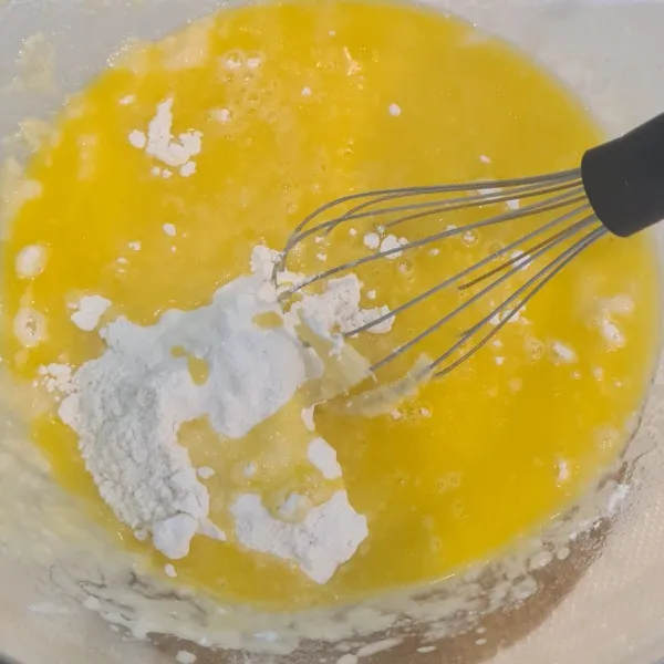 Masukkan tepung terigu, baking soda, dan mentega. Aduk lagi sampai rata.