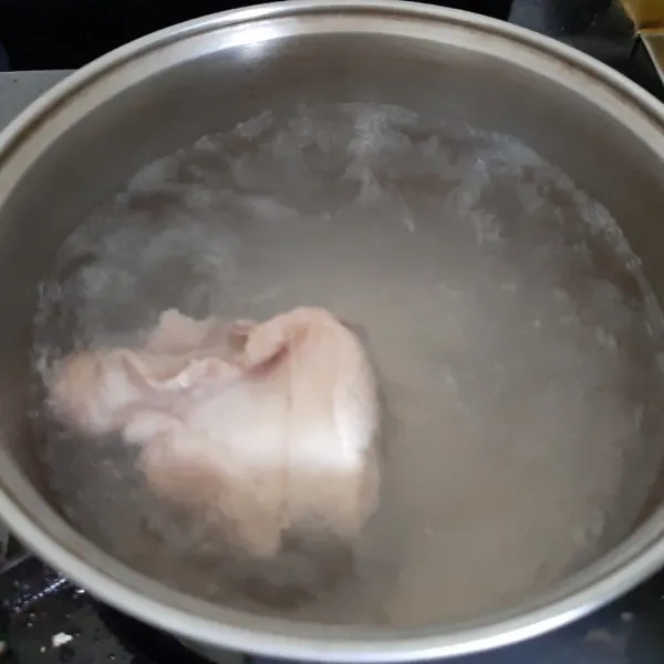 Dada ayam dicuci lalu masukkan ke dalam panci berisi air mendidih masak sampai matang lalu potong.