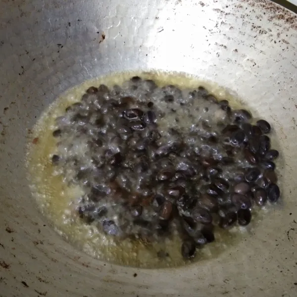 Goreng kacang hingga matang dan kering, tiriskan