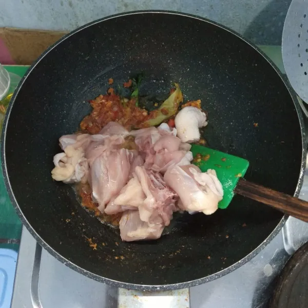 Masukkan ayam. Aduk rata. Masak sampai berubah warna.
