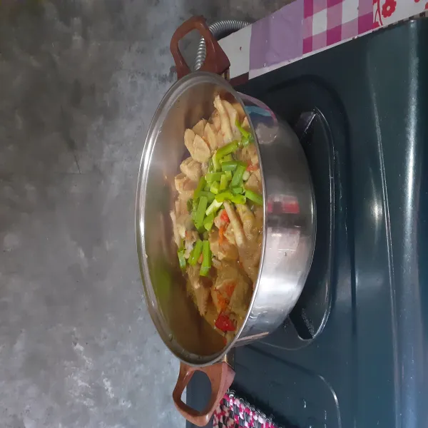 Masak dengan api sedang agar bumbu meresap dan tidak gosong. Terakhir masukkan irisan daun bawang.