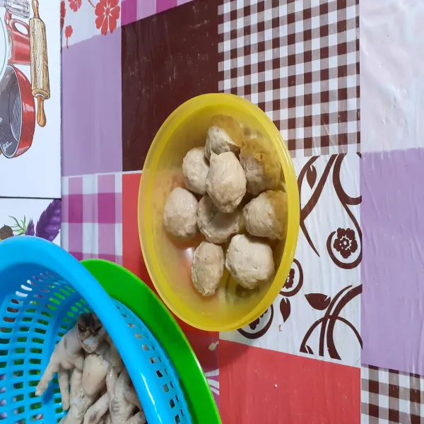 Kerat-kerat bakso.