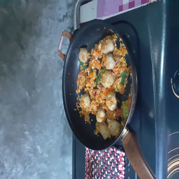Tumis bumbu halus sampai harum. Tambahkan daun jeruk dan bakso. Gongso sebentar.