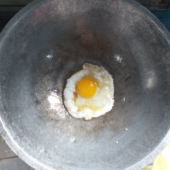 Ceplok telur satu persatu hingga habis.