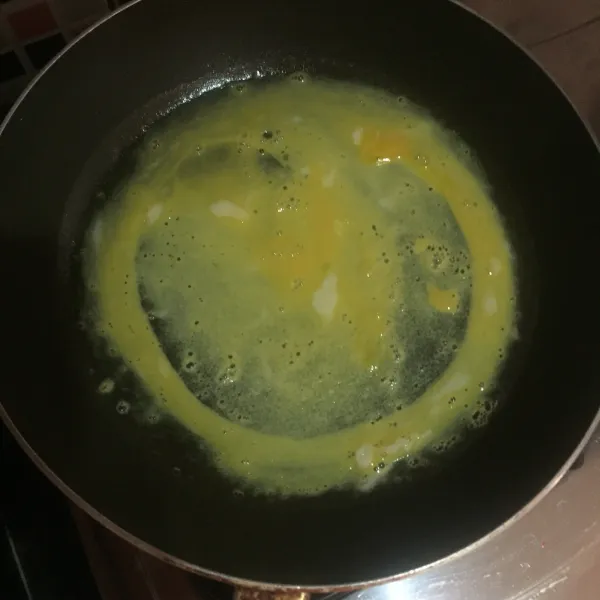 Panaskan teflon anti lengket, oles minyak tipis-tipis. Tuangkan secukupnya telur (tidak terlalu tebal, atau terlalu tipis). Panaskan sampai agak kaku/ sampai bisa diangkat (tidak hancur). Lakukan sampai habis (4 lembar).